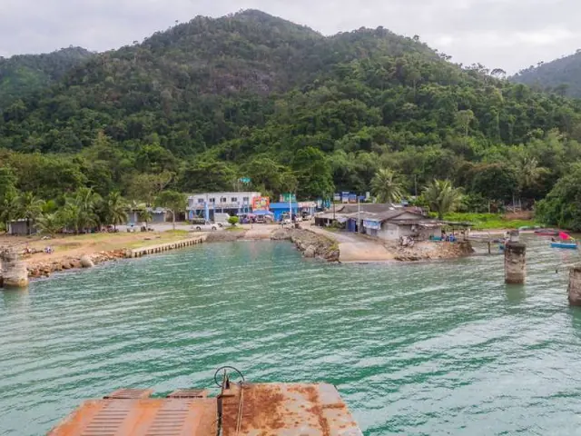 Ferry terminal at Center Point, Laem Ngop